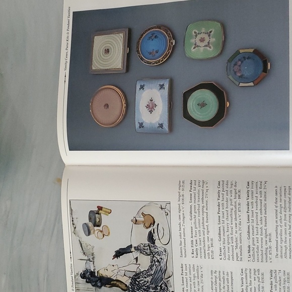 Vintage Collectors Encyclopedia of Compacts Carryalls & Face Powder Boxes Book. - Picture 2 of 4